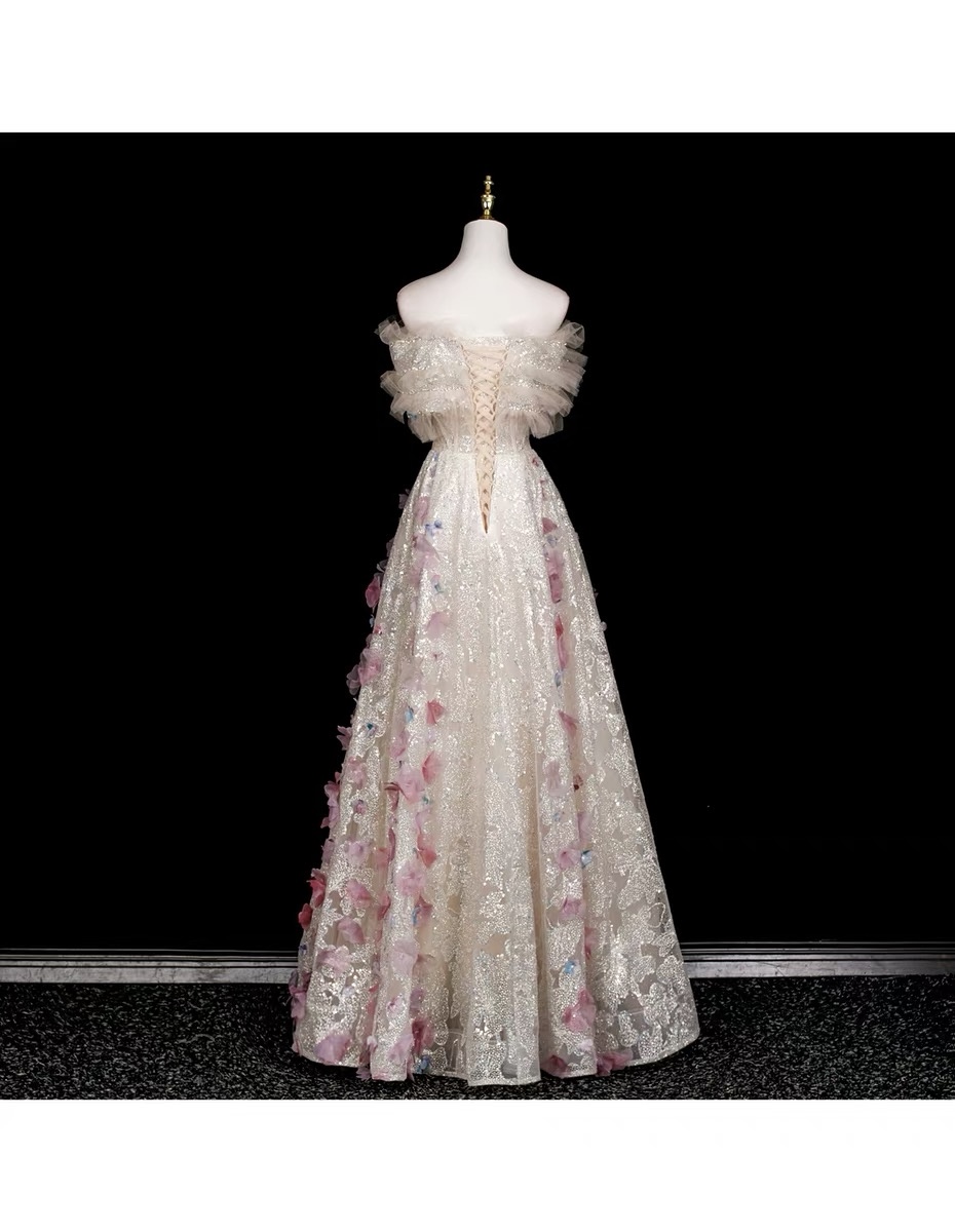 Elegant evening dresses, delicate and gentle wedding dresses, belonging to the high-end luxury segment MQ70