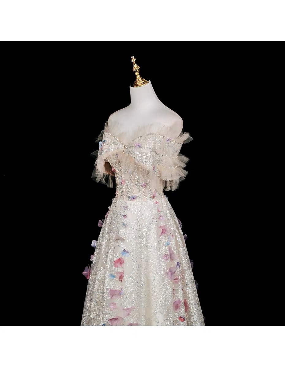 Elegant evening dresses, delicate and gentle wedding dresses, belonging to the high-end luxury segment MQ70