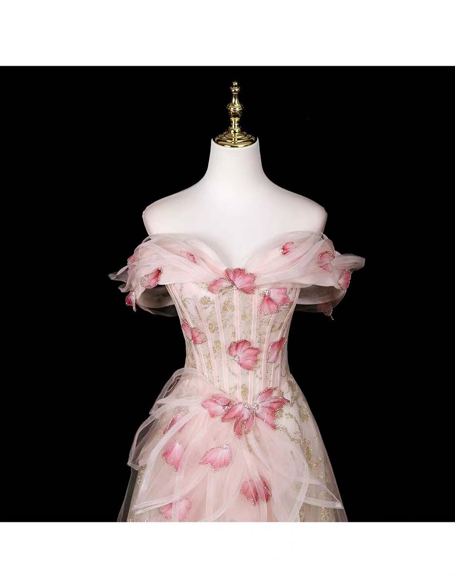 Elegant evening dresses, delicate and gentle wedding dresses, belonging to the high-end luxury segment MQ50