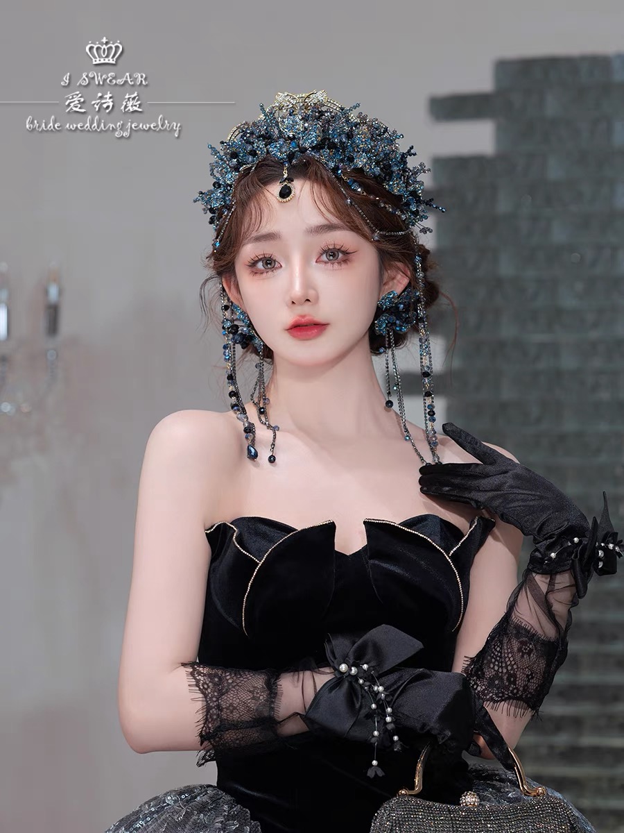 Bride's crown (note that you should order it with the dress to avoid losing the product)