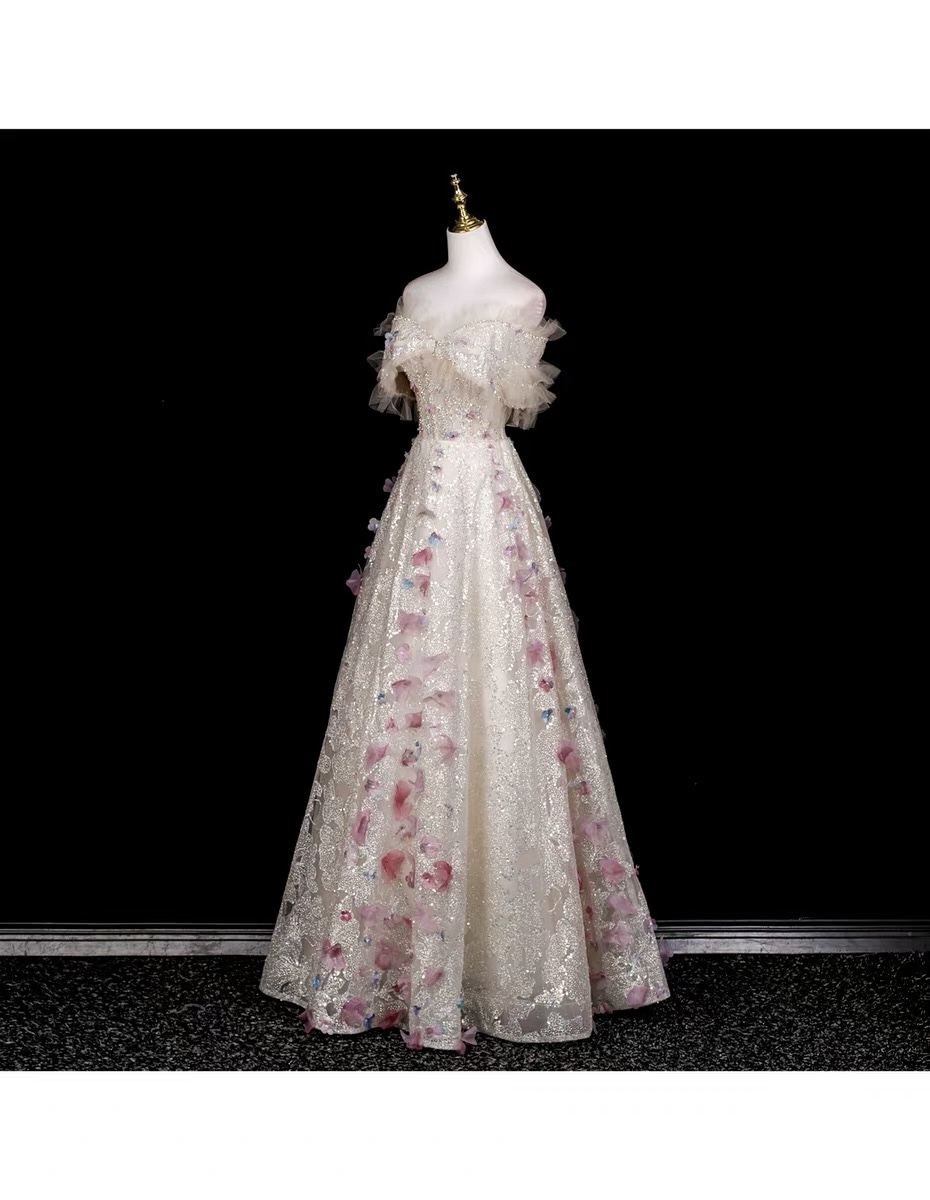 Elegant evening dresses, delicate and gentle wedding dresses, belonging to the high-end luxury segment MQ70