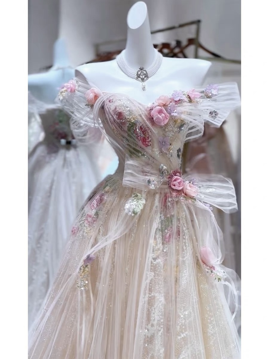 Elegant evening dresses, delicate and gentle wedding dresses, belonging to the high-end luxury segment MQ60