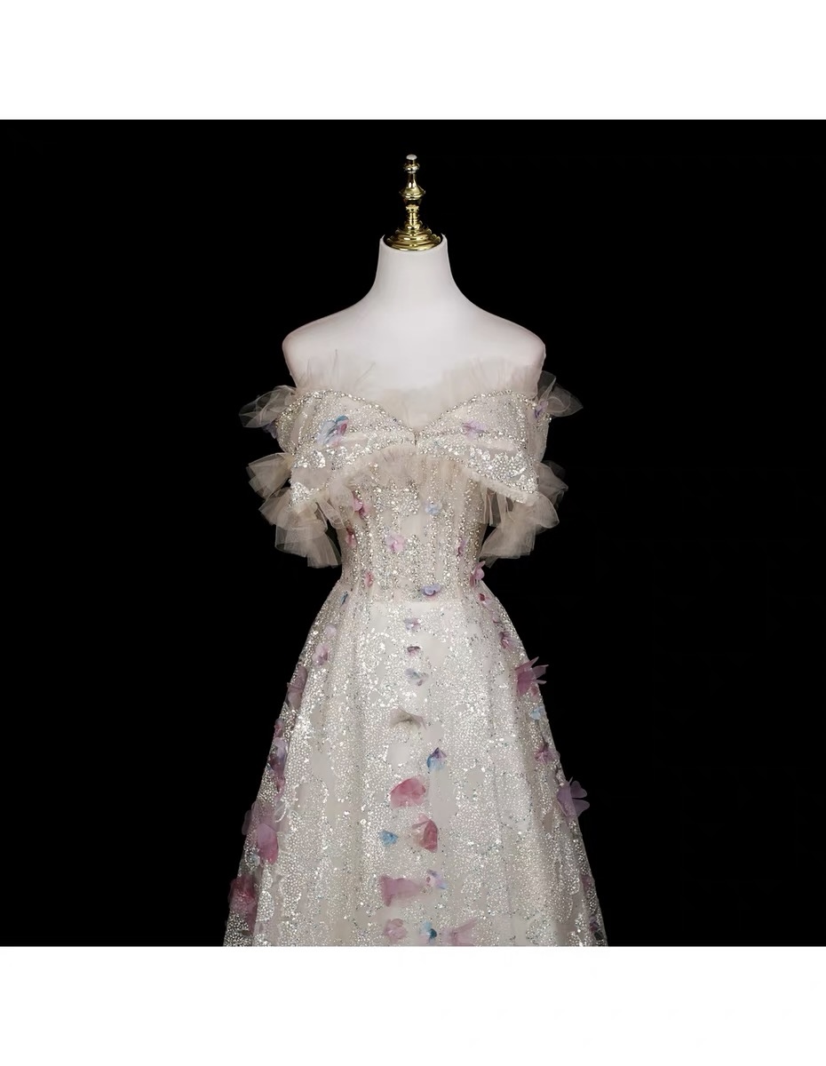 Elegant evening dresses, delicate and gentle wedding dresses, belonging to the high-end luxury segment MQ70