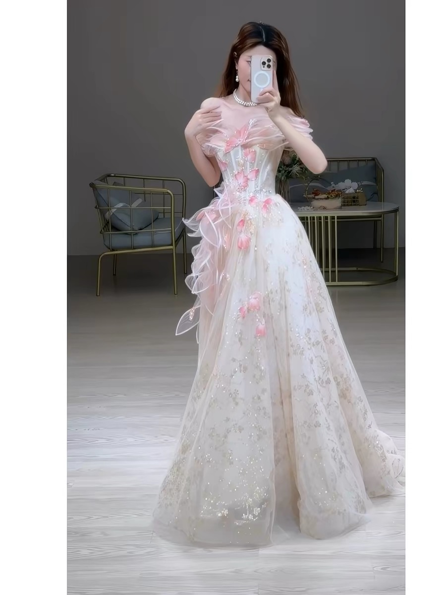 Elegant evening dresses, delicate and gentle wedding dresses, belonging to the high-end luxury segment MQ50