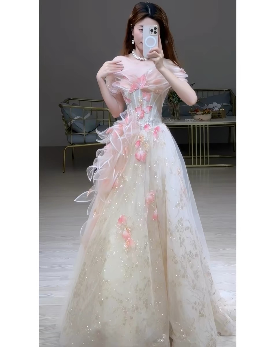 Elegant evening dresses, delicate and gentle wedding dresses, belonging to the high-end luxury segment MQ50