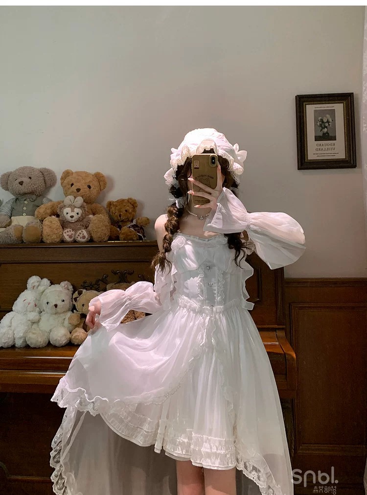 Mori Girl style women's dress has a gentle design, iridescent material, and a thick removable skirt.