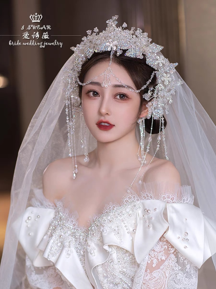 Bride's crown (note that you should order it with the dress to avoid losing the product)