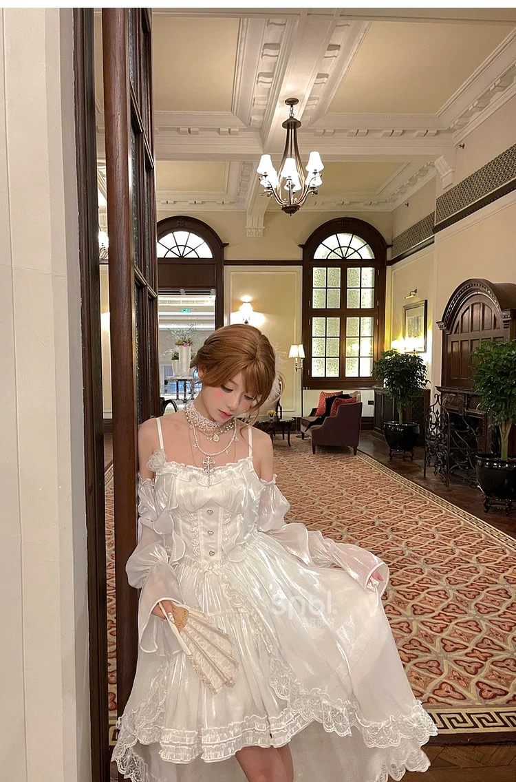 Mori Girl style women's dress has a gentle design, iridescent material, and a thick removable skirt.
