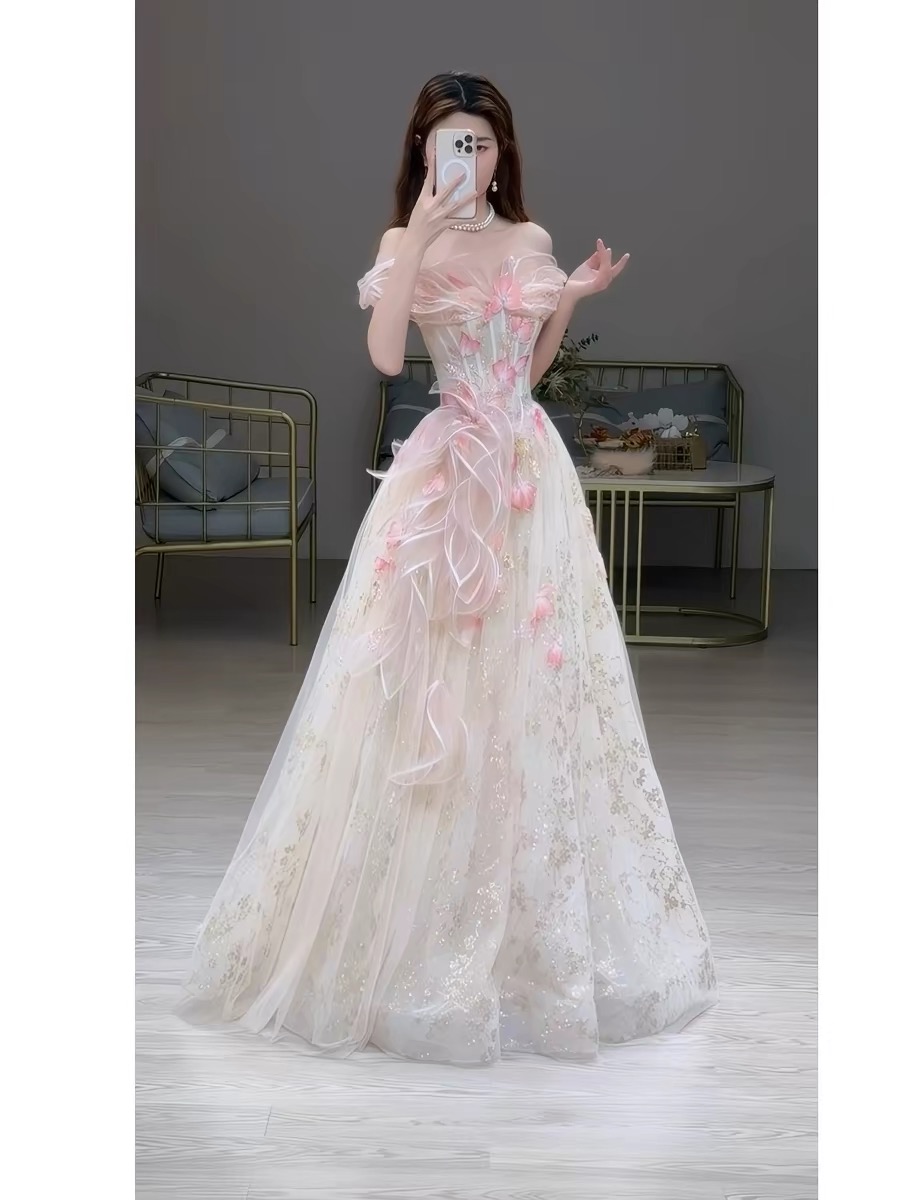Elegant evening dresses, delicate and gentle wedding dresses, belonging to the high-end luxury segment MQ50