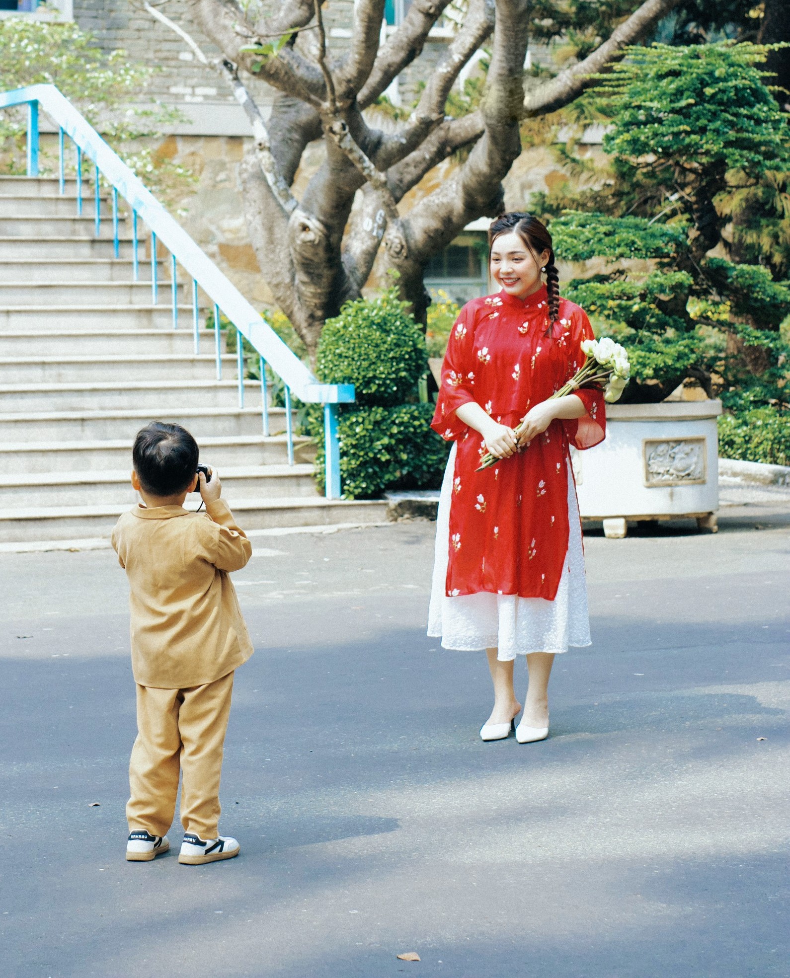 Chân váy hoa nhí thêu, eo có dây rút thương hiệu Remmus