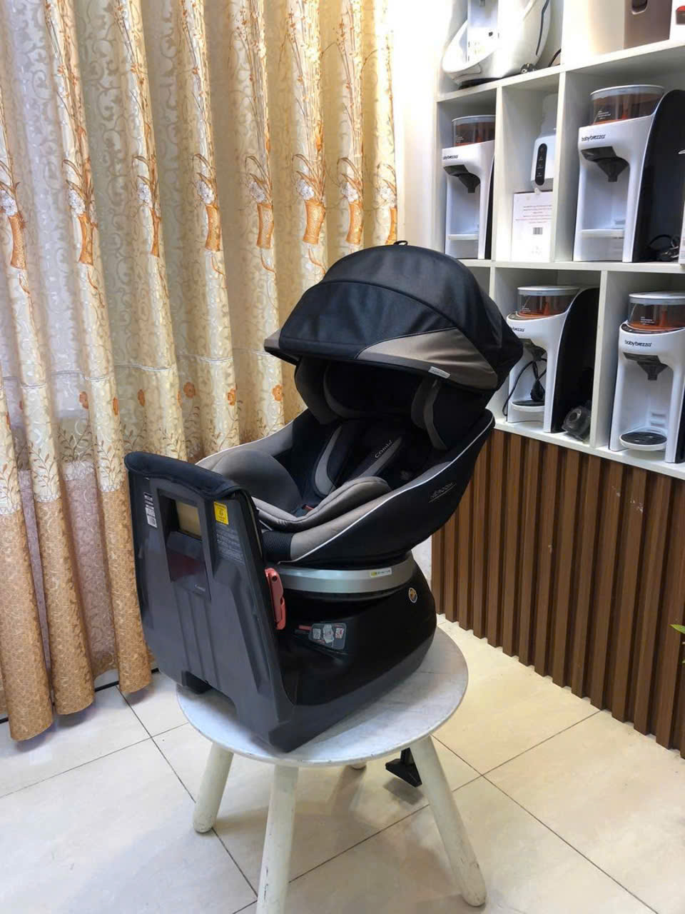 Ghế ô tô Combi Ne'room 360 độ sử dụng cho bé từ sơ sinh đến 18kg.