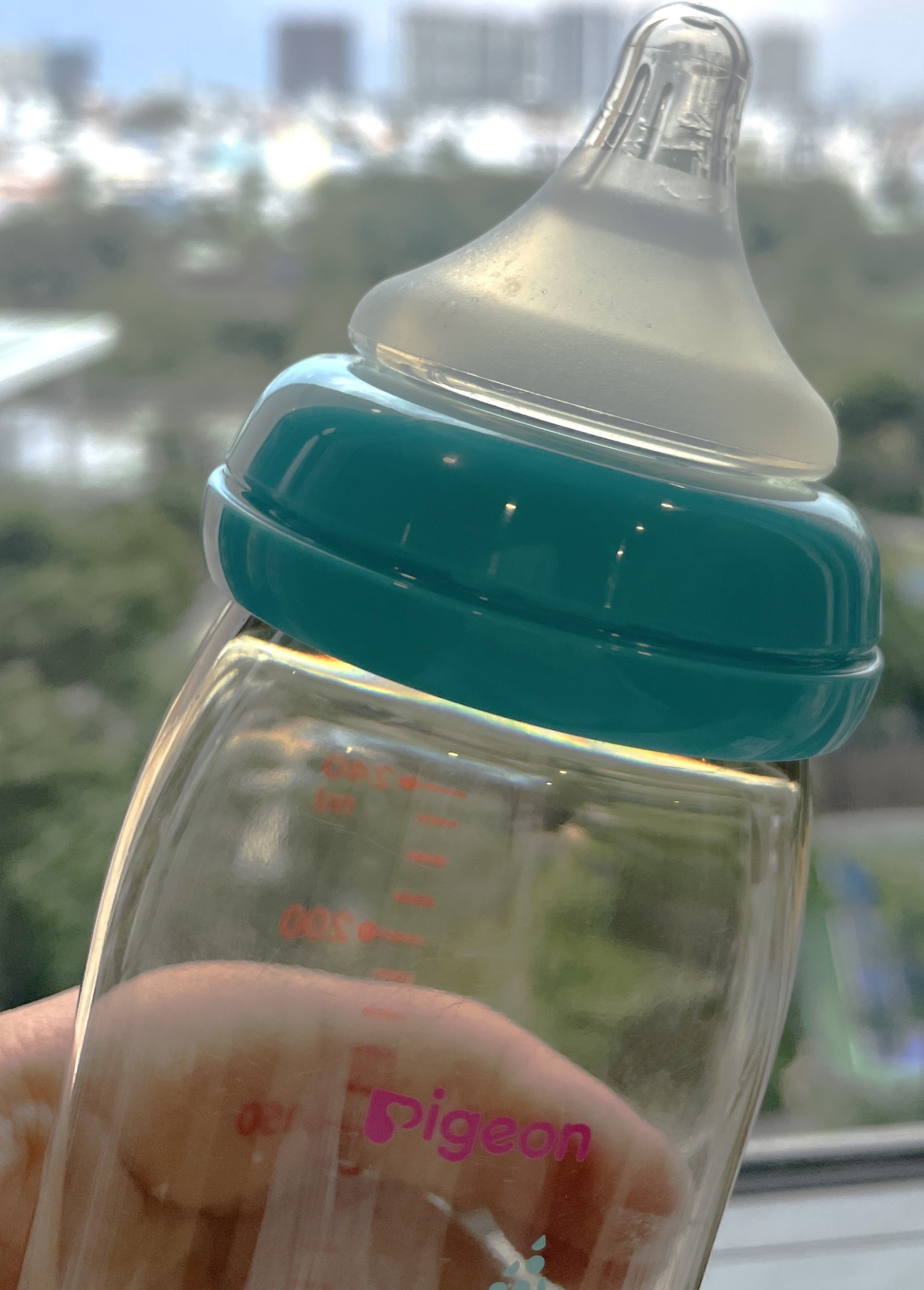 Bình sữa Pigeon PPSU Plus Ngôi sao 240 ml núm ti số 1, có nắp bình