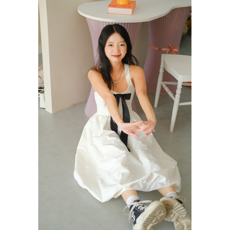Đầm trắng nơ đen có túi