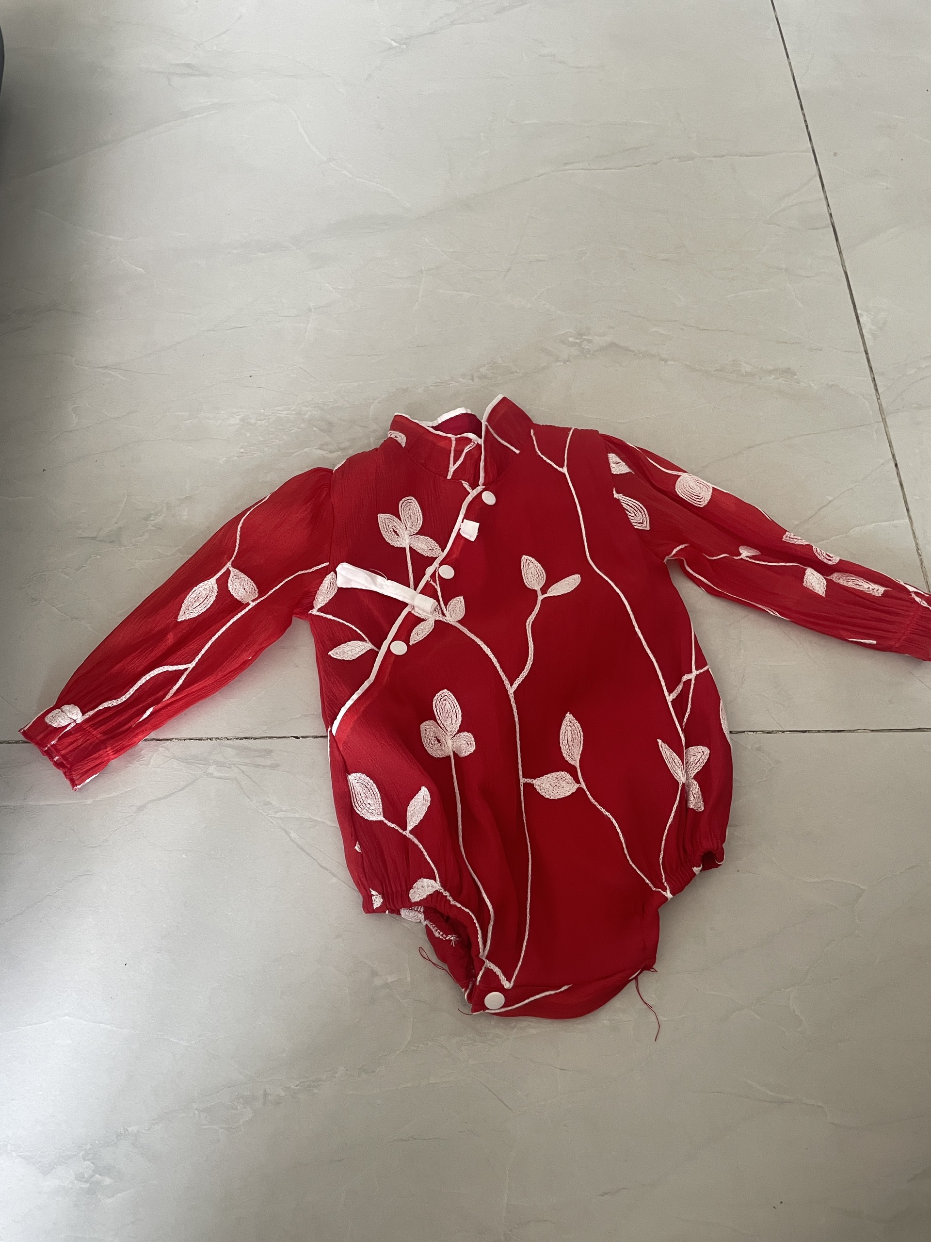Áo dài em bé đỏ thêu lá trắng thương hiệu Design for baby