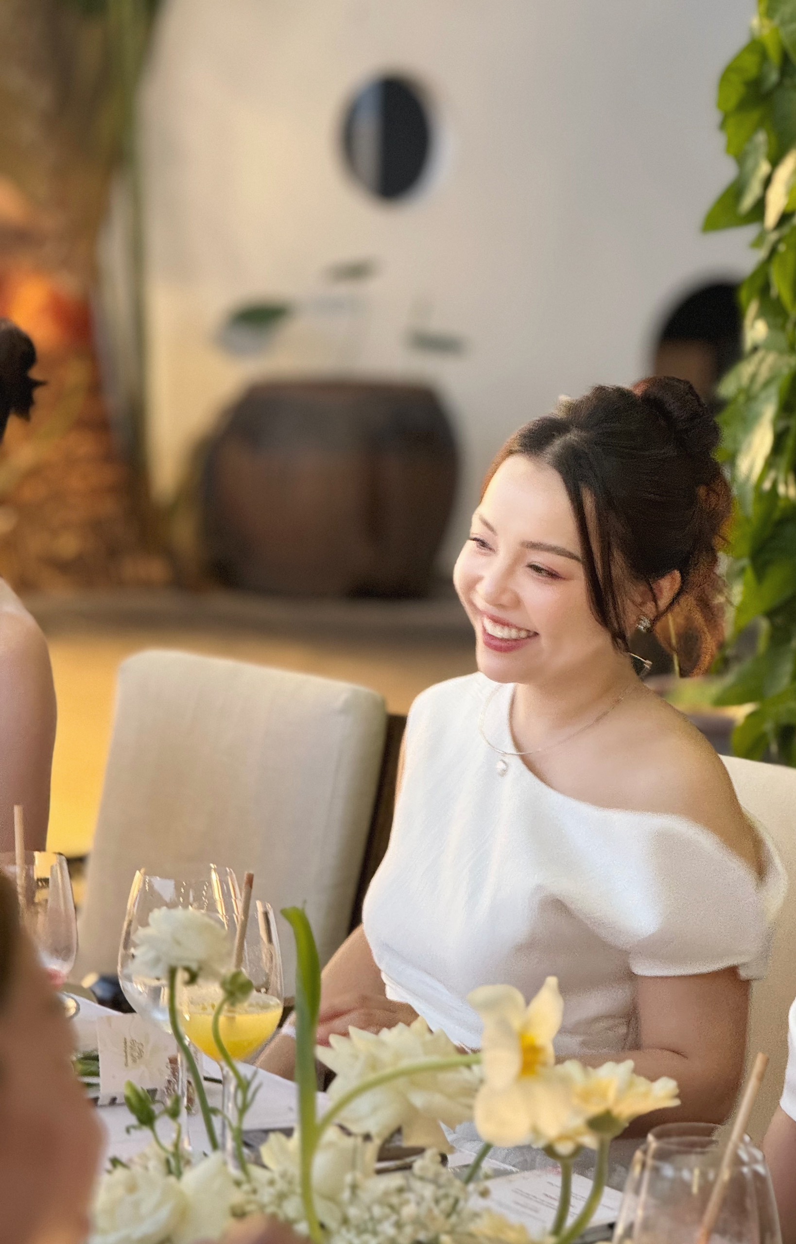Đầm trắng với phần chân váy cách điệu thương hiệu MAVEN