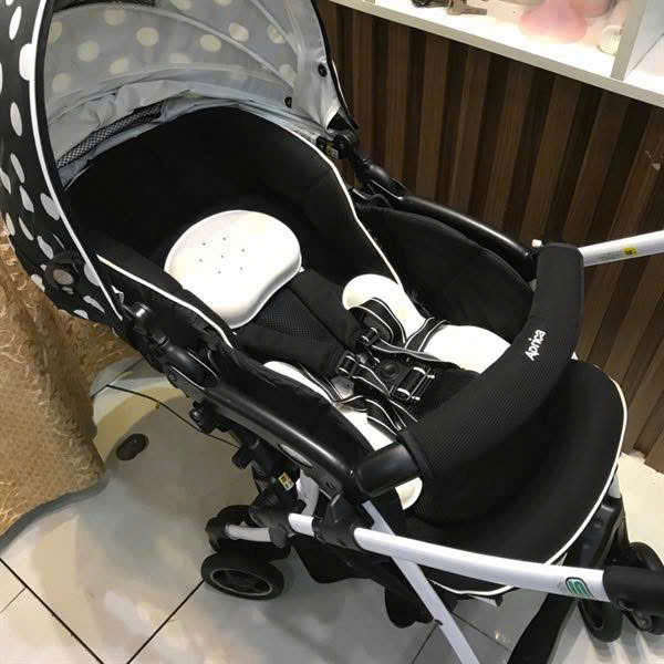 Xe đẩy Aprica Luxuna Bitte 4Cas xoay 360 độ