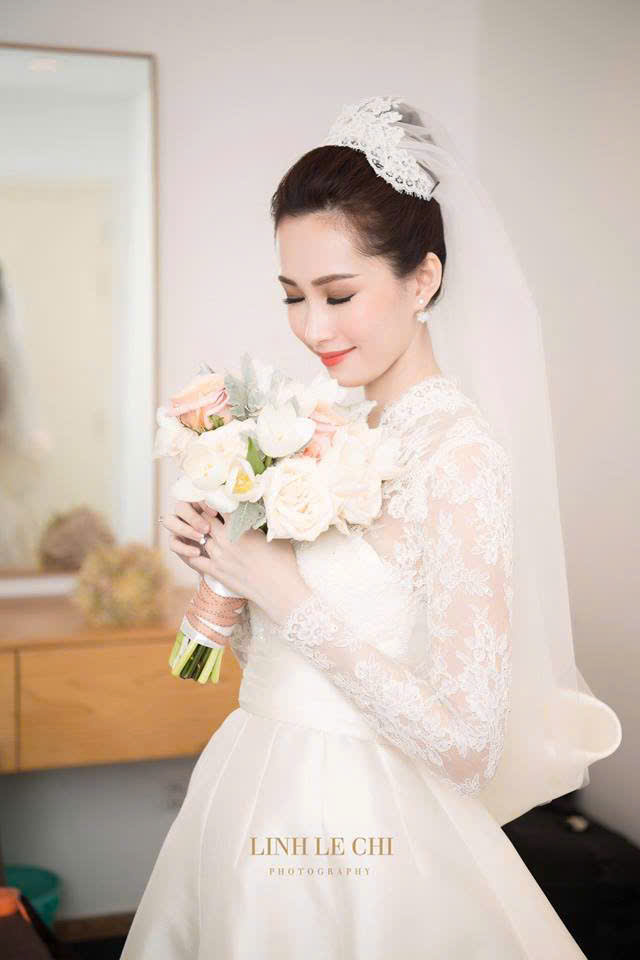 VÁY CHAU PHAM KÈM NƠ RỜI