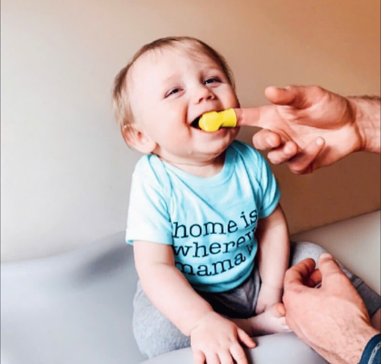 Bàn chải silicone xỏ ngón Frida Baby