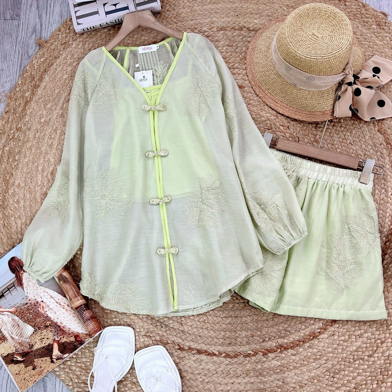 Set Bộ Nữ Thêu Hoa Áo Nút Tàu Tay Dài Kèm Quần Short Chất Tơ Nến Thêu Đi Biển MIMIX - EE6
