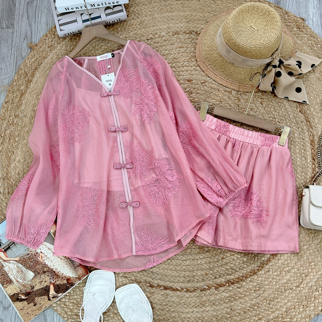 Set Bộ Nữ Thêu Hoa Áo Nút Tàu Tay Dài Kèm Quần Short Chất Tơ Nến Thêu Đi Biển MIMIX - EE6