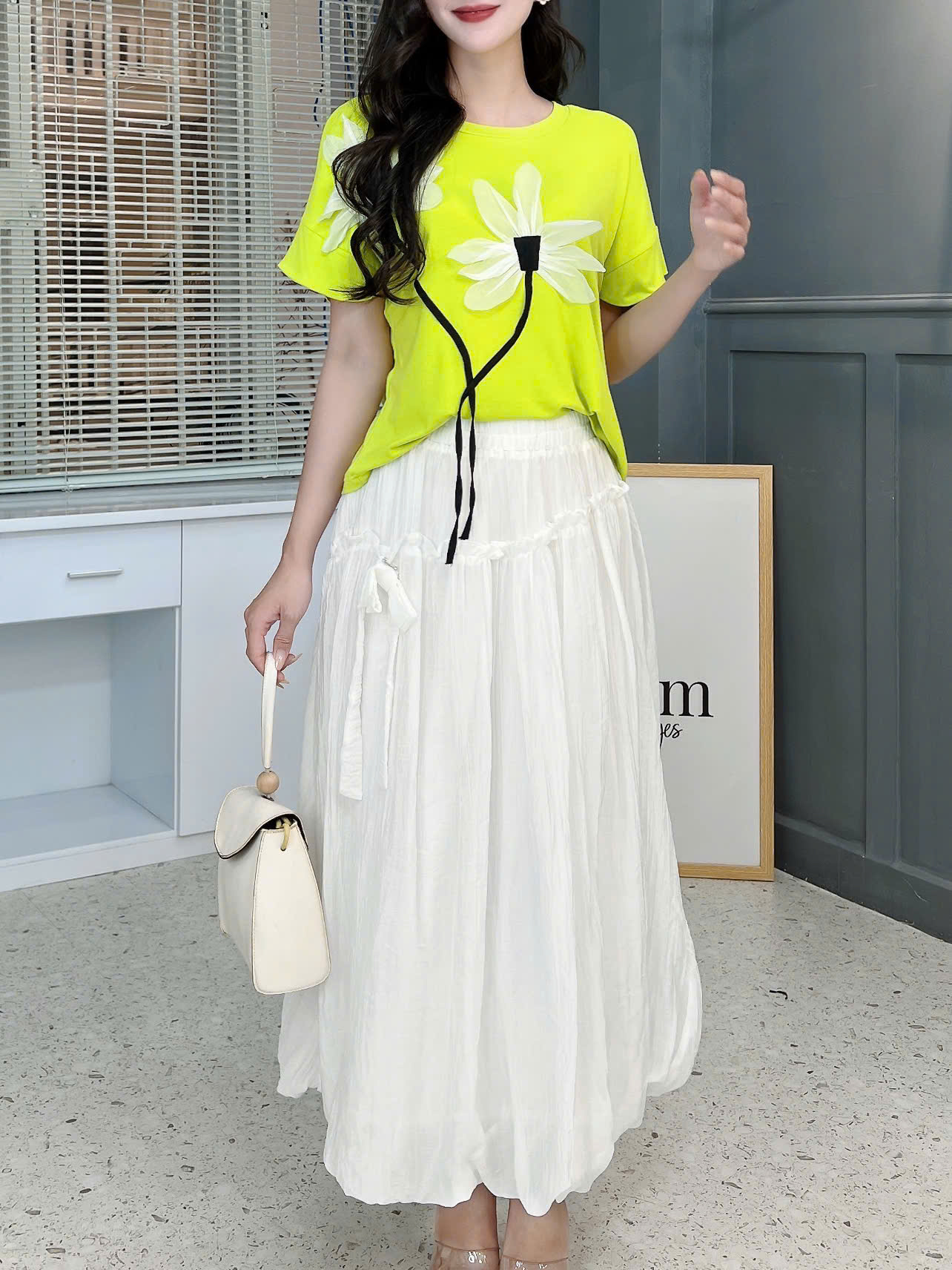 Áo Thun Nữ Cổ Tròn Đính Hoa 4 Màu Basic Chất Borip QC Đi Biển MIMIX - EH3