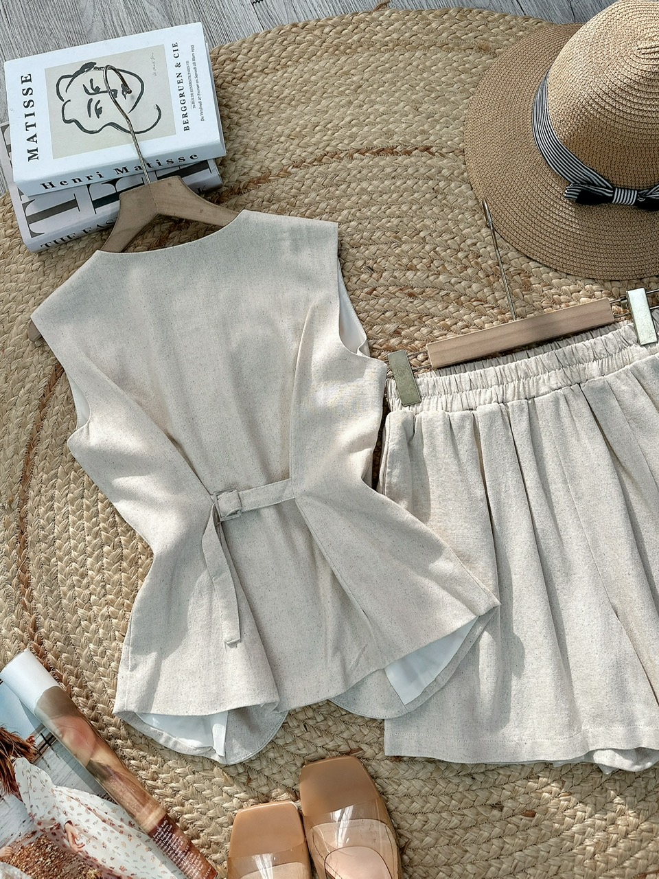 Set Short Nữ Trơn Áo Gile Cổ Tròn Nút Bọc Mix Quần Dáng Ngắn Chất Linen Đi Dạo Phố MIMIX - FL2