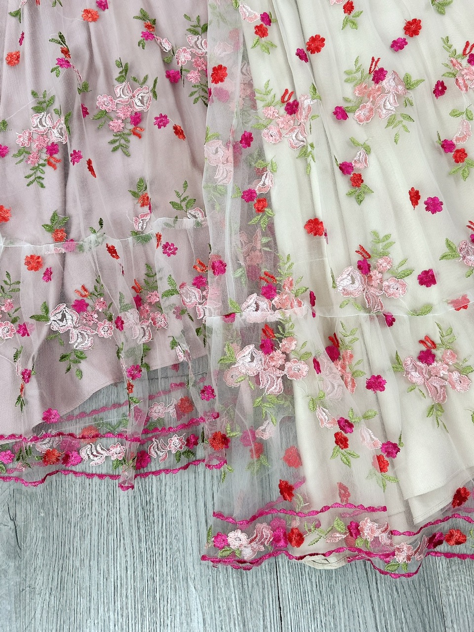 Váy Maxi Thêu Hoa Cổ Yếm Dáng Dài Xòe Chất Lưới Thêu Hoa Đi Biển MIMIX - EY1