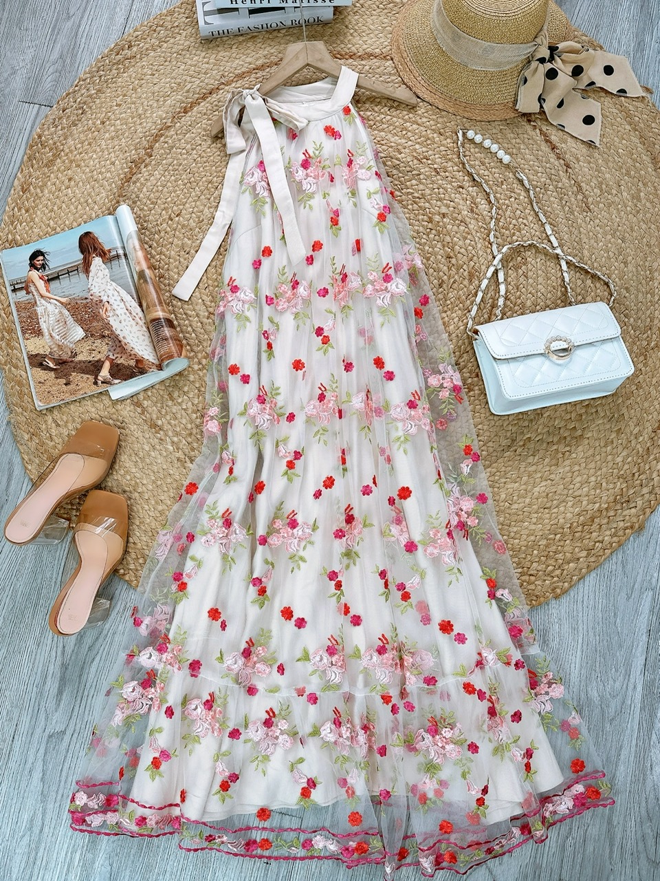 Váy Maxi Thêu Hoa Cổ Yếm Dáng Dài Xòe Chất Lưới Thêu Hoa Đi Biển MIMIX - EY1
