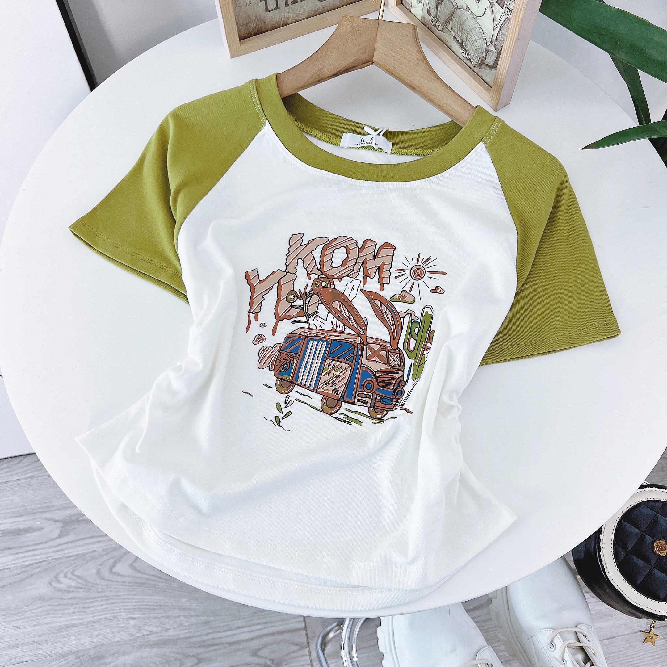 Sản Phẩm Áo Thun Nữ Baby Tee Cổ Tròn Logo Kom Năng Động Đi Dạo Phố Chất Cotton MIMIX - DN1