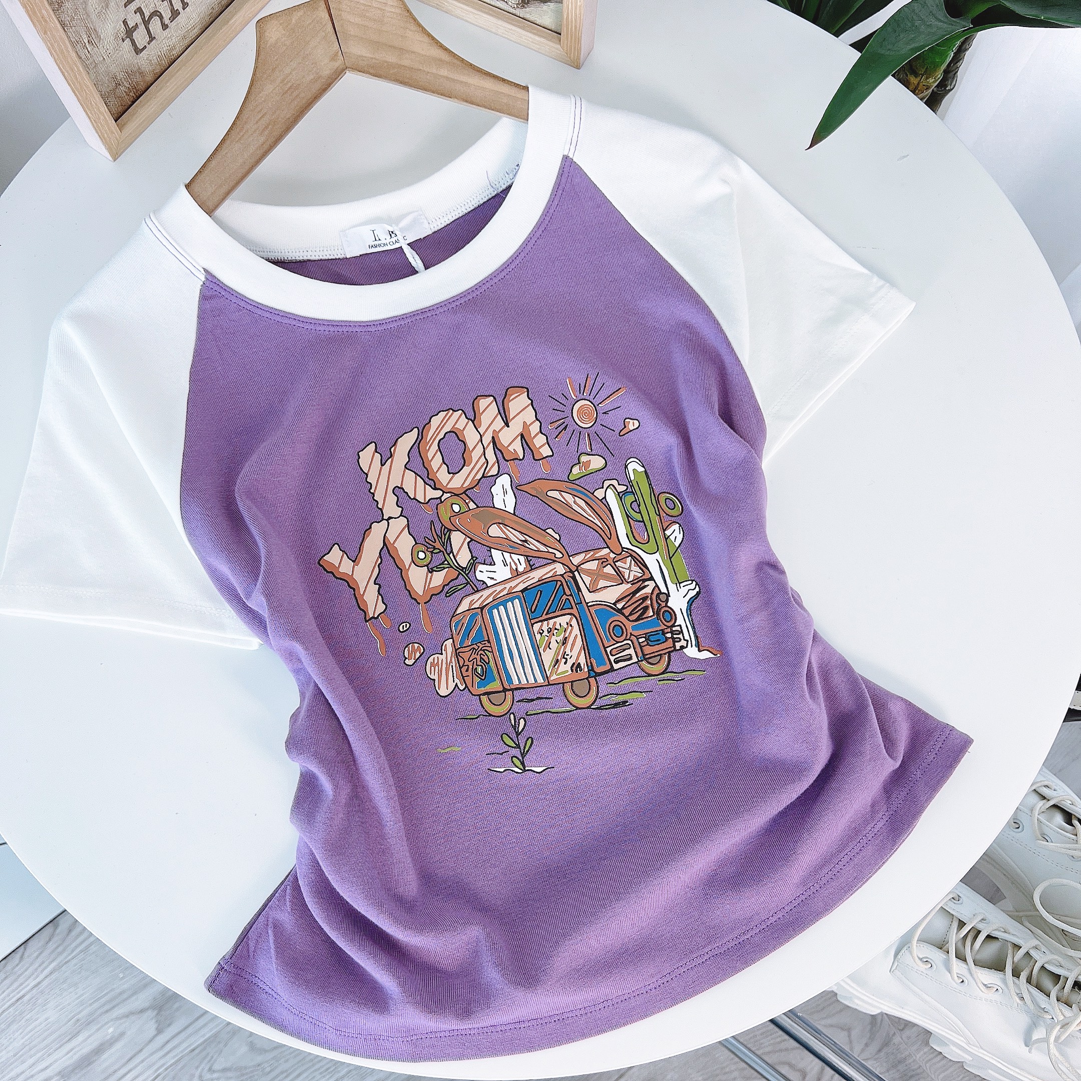 Sản Phẩm Áo Thun Nữ Baby Tee Cổ Tròn Logo Kom Năng Động Đi Dạo Phố Chất Cotton MIMIX - DN1