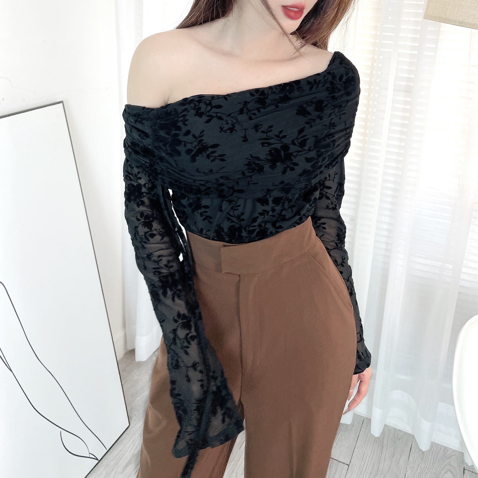 Áo Kiểu Nữ Tà Nhọn In Họa Tiết Trễ Vai Tay Dài Phối Rút Dây Chất Lưới In Hoa Lưới Ép Nhung Đi Du Lịch MIMIX - EE3