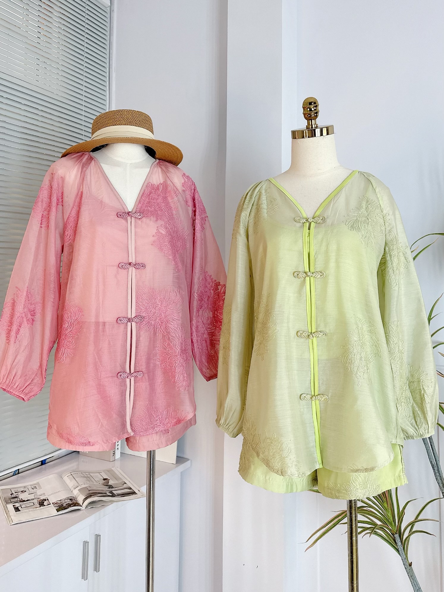 Set Bộ Nữ Thêu Hoa Áo Nút Tàu Tay Dài Kèm Quần Short Chất Tơ Nến Thêu Đi Biển MIMIX - EE6