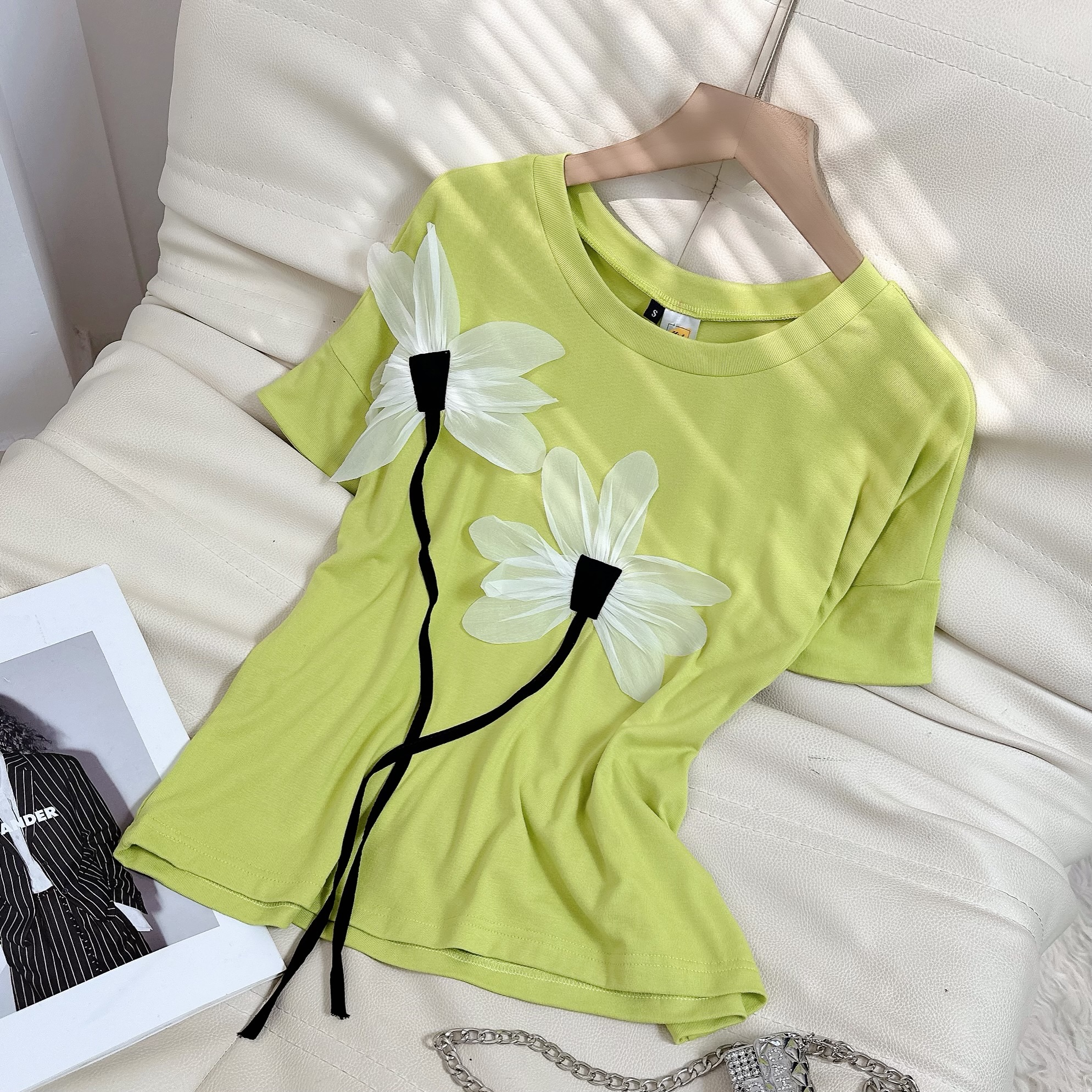 Áo Thun Nữ Cổ Tròn Đính Hoa 4 Màu Basic Chất Borip QC Đi Biển MIMIX - EH3