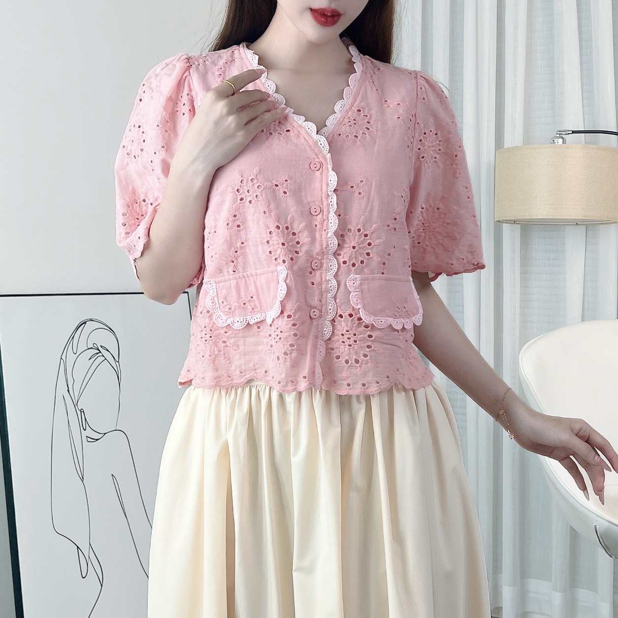 Áo Boi Thêu Dáng Baby Doll Cổ V Tay Ngắn Viền Ren Phối Túi Đi Biển Đi Dạo MIMIX - EJ3