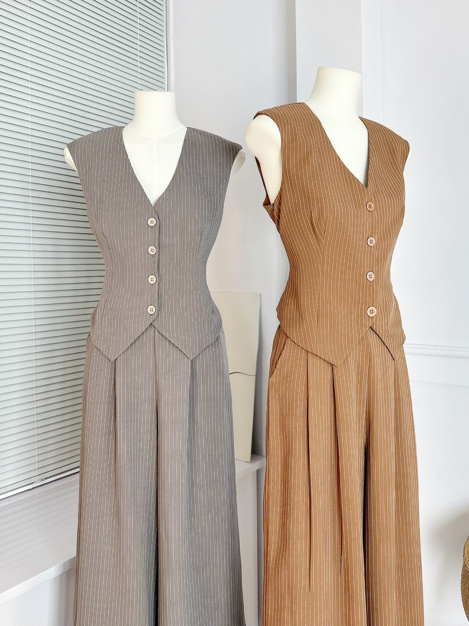 Set Bộ Áo Gile Cổ V Tà Nhọn Kèm Quần Dáng Suông Chất Linen Lụa Sọc Đi Tiệc MIMIX - EJ5