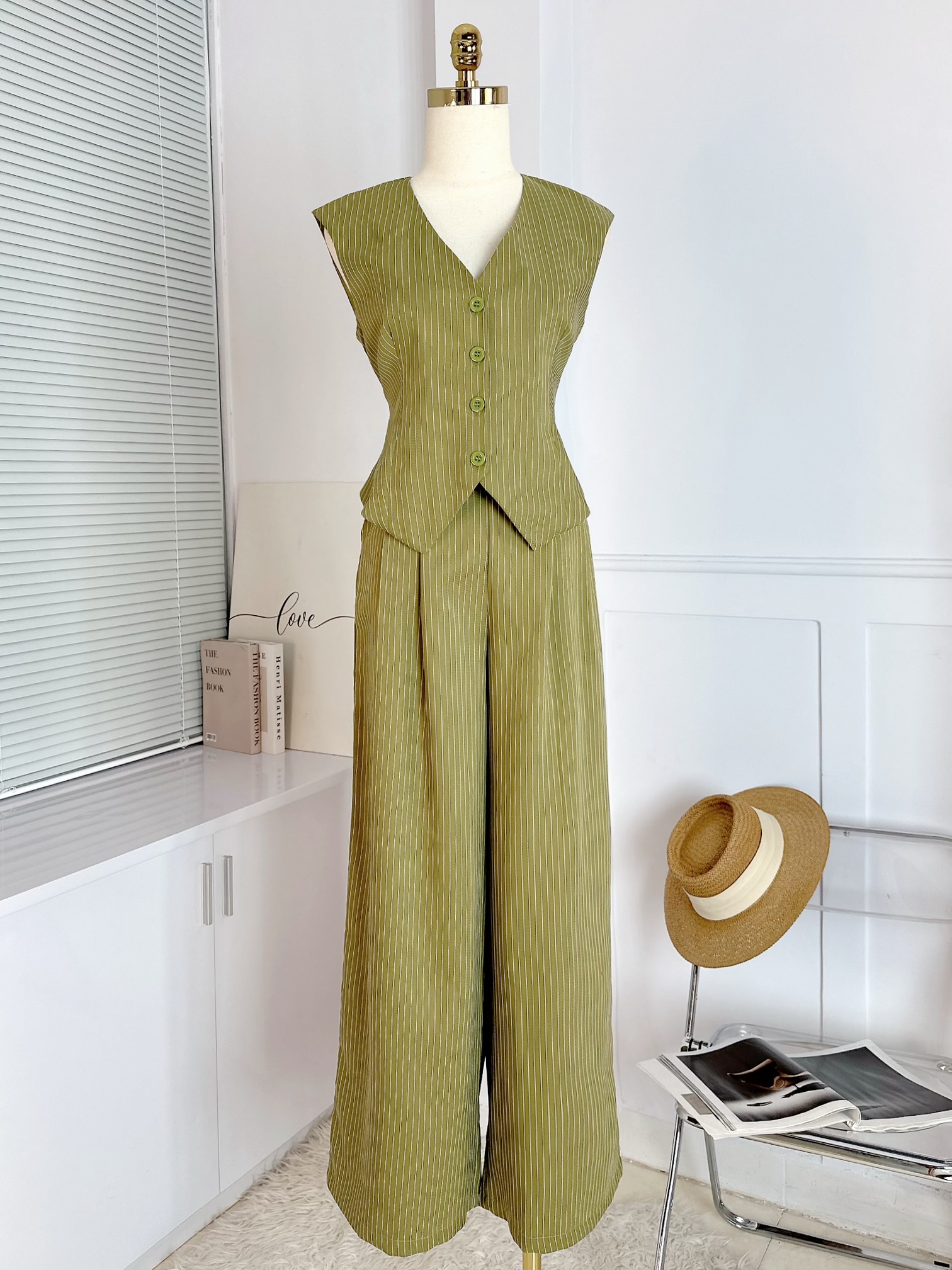 Set Bộ Áo Gile Cổ V Tà Nhọn Kèm Quần Dáng Suông Chất Linen Lụa Sọc Đi Tiệc MIMIX - EJ5