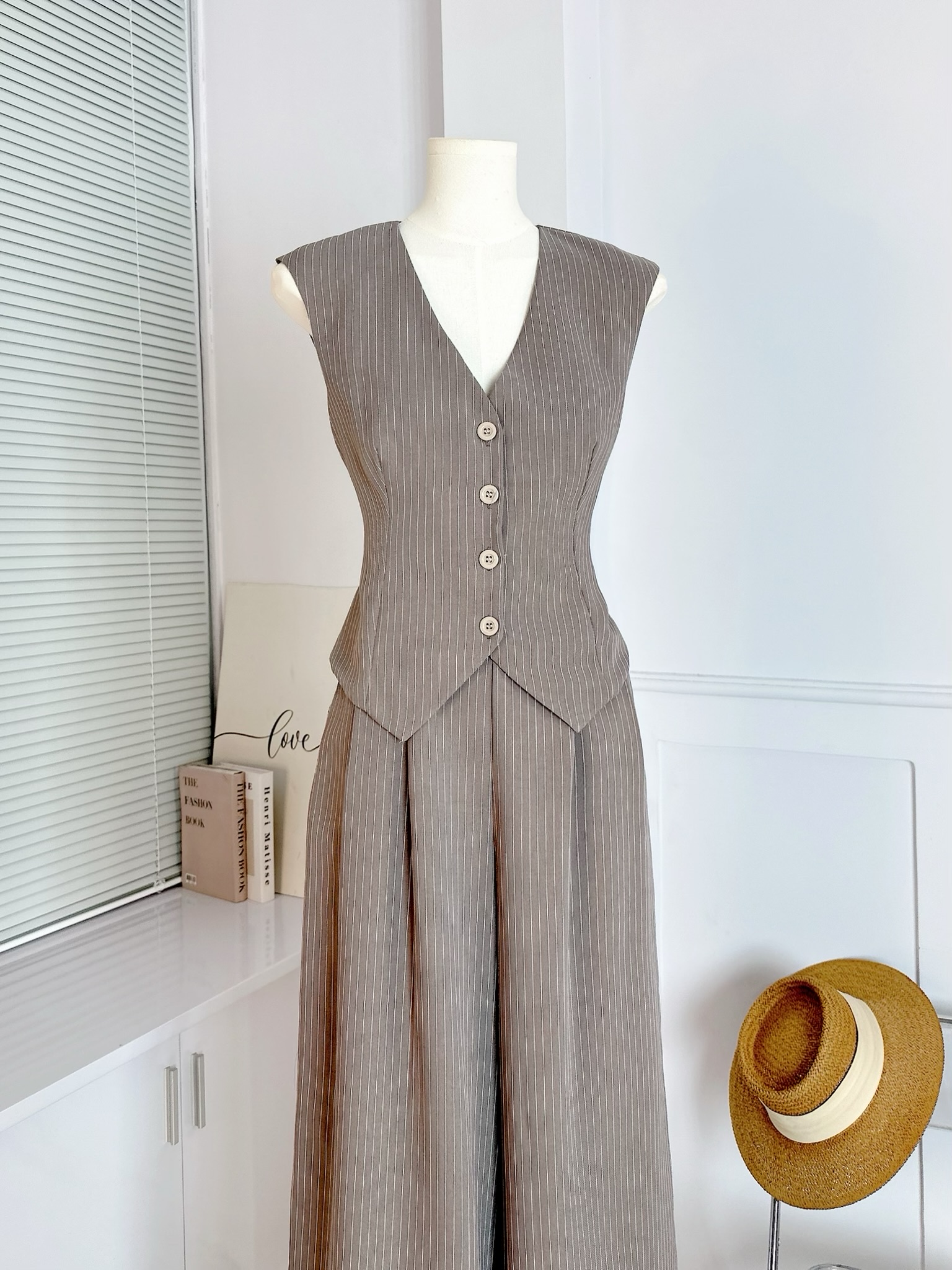 Set Bộ Áo Gile Cổ V Tà Nhọn Kèm Quần Dáng Suông Chất Linen Lụa Sọc Đi Tiệc MIMIX - EJ5