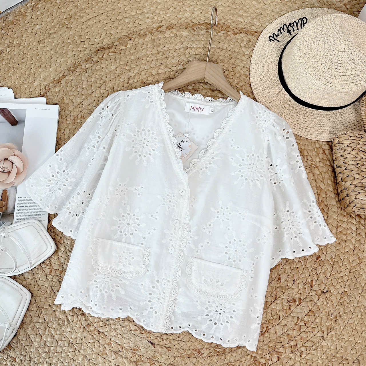 Áo Boi Thêu Dáng Baby Doll Cổ V Tay Ngắn Viền Ren Phối Túi Đi Biển Đi Dạo MIMIX - EJ3