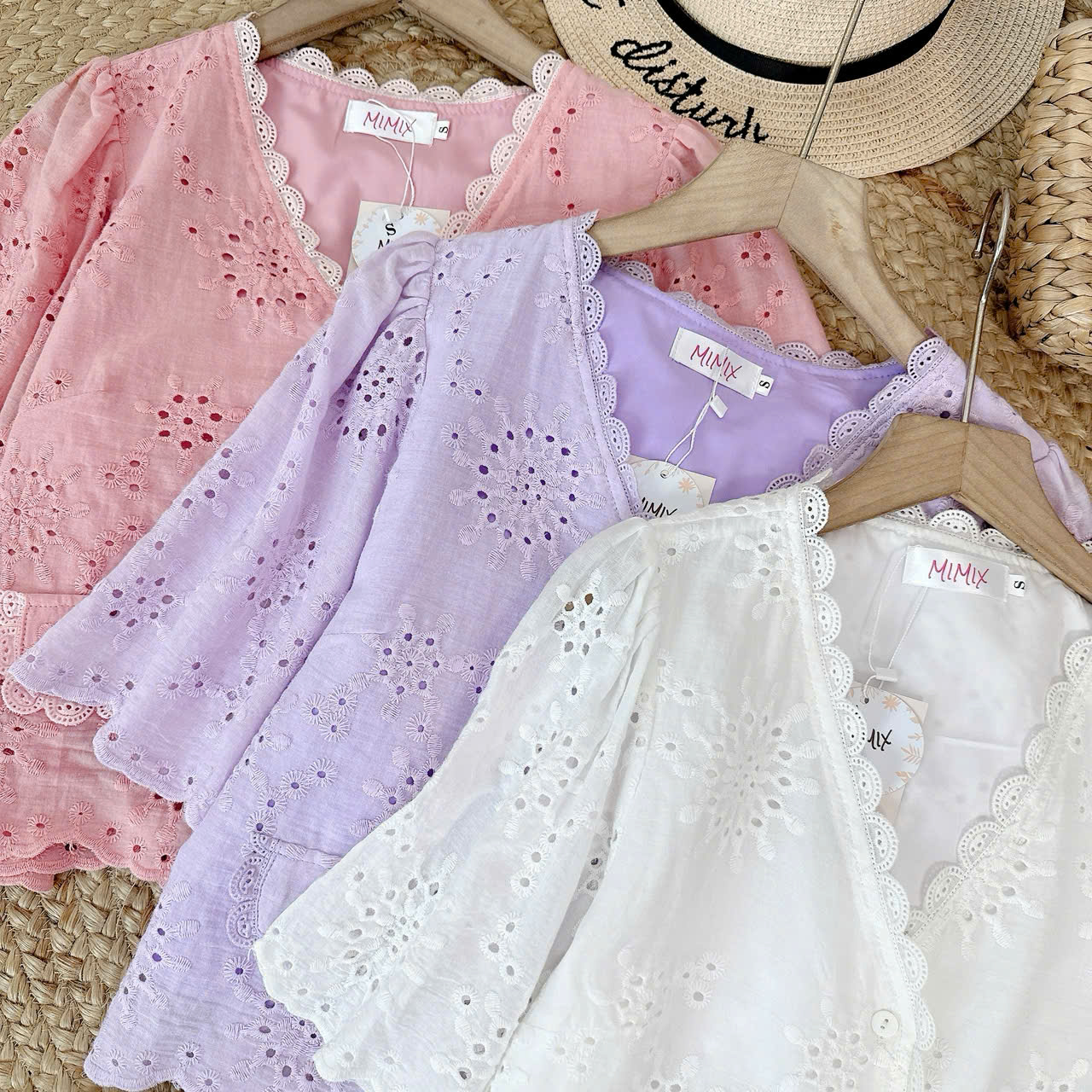 Áo Boi Thêu Dáng Baby Doll Cổ V Tay Ngắn Viền Ren Phối Túi Đi Biển Đi Dạo MIMIX - EJ3