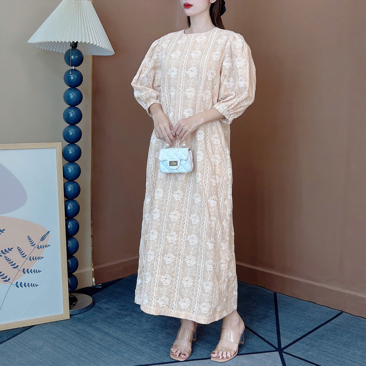 Váy Maxi Nữ Dáng Suông Cổ Tròn Tay Bồng Chất Boi Thêu Hoa Hồng Đi Biển MIMIX - ET0