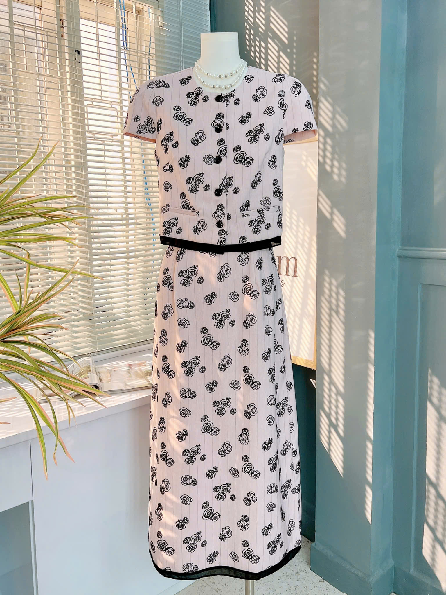 Set Váy Áo Cổ Tròn Tay Ngắn Mix Chân Váy Dáng Dài Hoa Hồng Ép Nhung Chất Chéo Lụa Đi Tiệc Đi Làm MIMIX - EU4