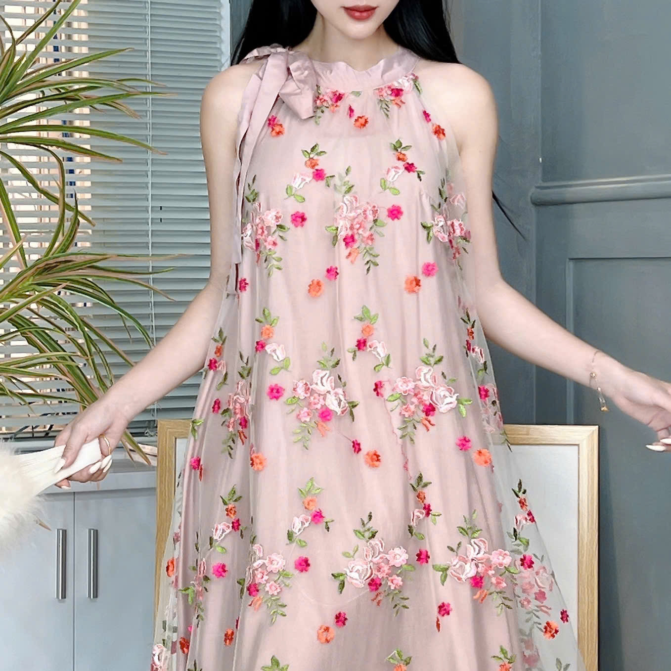 Váy Maxi Thêu Hoa Cổ Yếm Dáng Dài Xòe Chất Lưới Thêu Hoa Đi Biển MIMIX - EY1