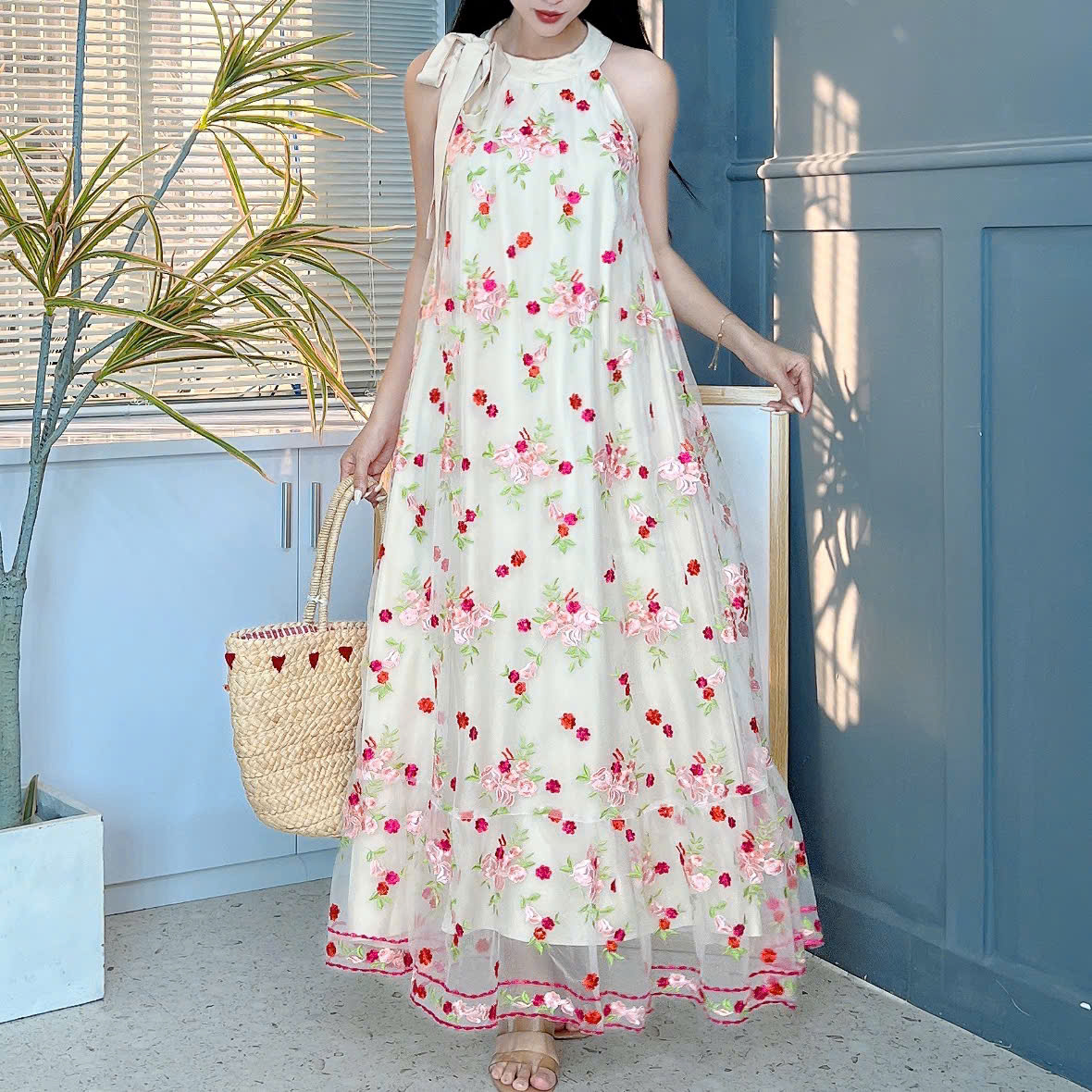 Váy Maxi Thêu Hoa Cổ Yếm Dáng Dài Xòe Chất Lưới Thêu Hoa Đi Biển MIMIX - EY1