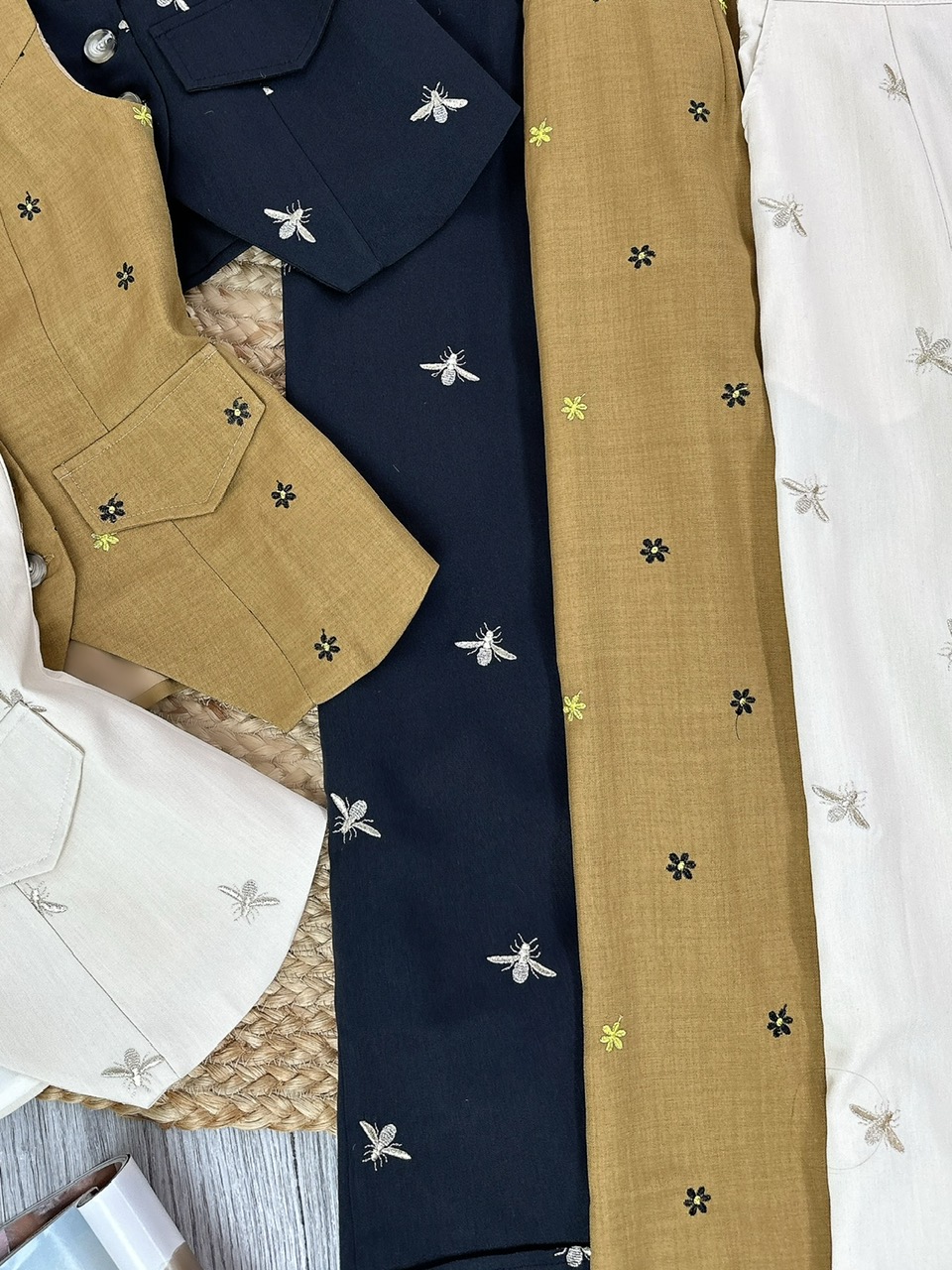 Set Bộ Áo Gile Cổ Tròn Thêu Hoa Mix Quần Dáng Dài Chất Chéo Hàn Thêu Công Sở MIMIX - FJ4