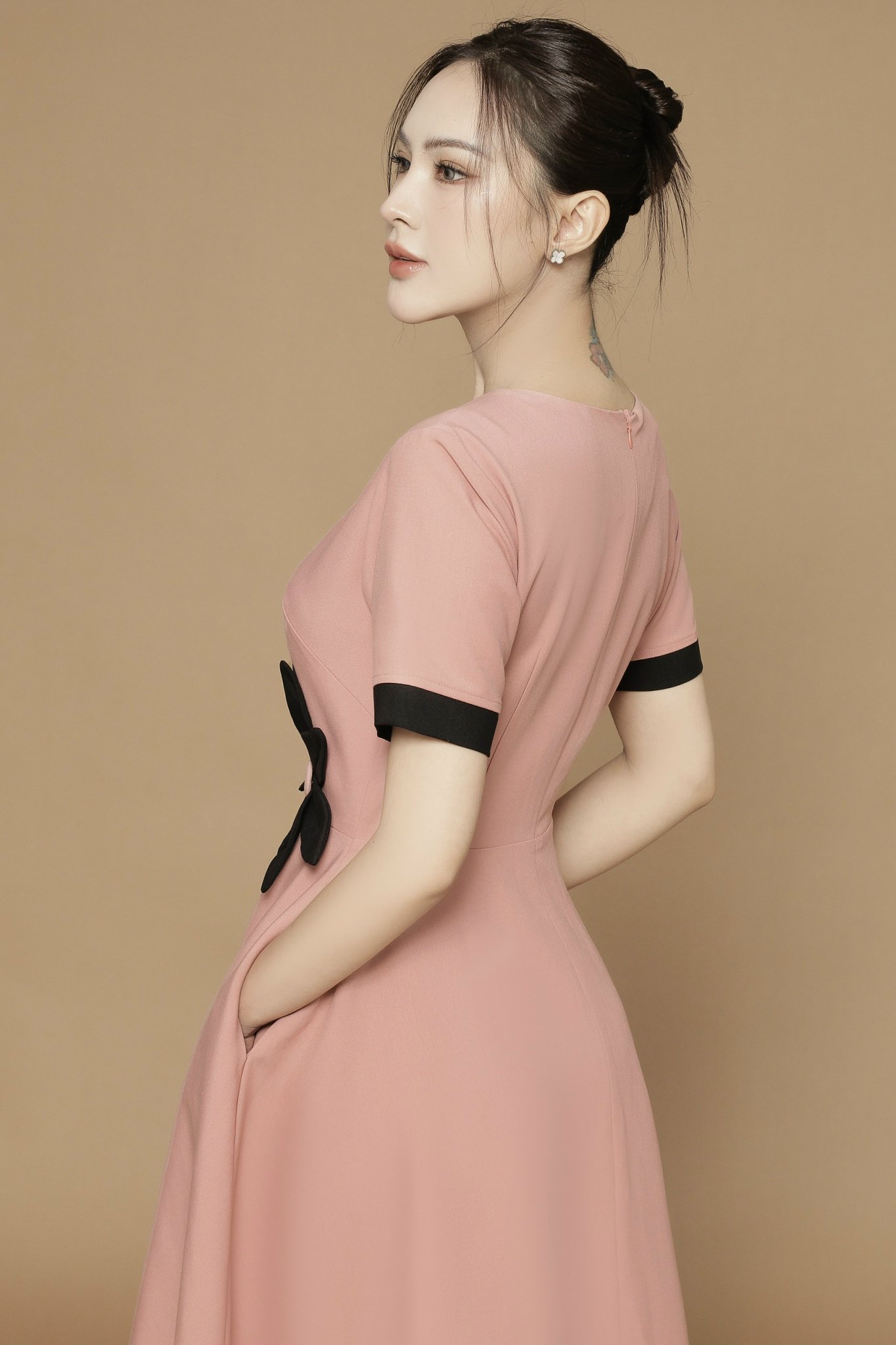 Đầm Cổ Tròn Dáng Xòa Đính Bông Eo