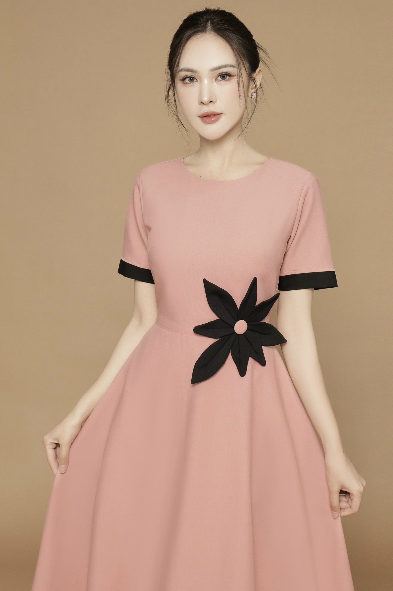 Đầm Cổ Tròn Dáng Xòa Đính Bông Eo