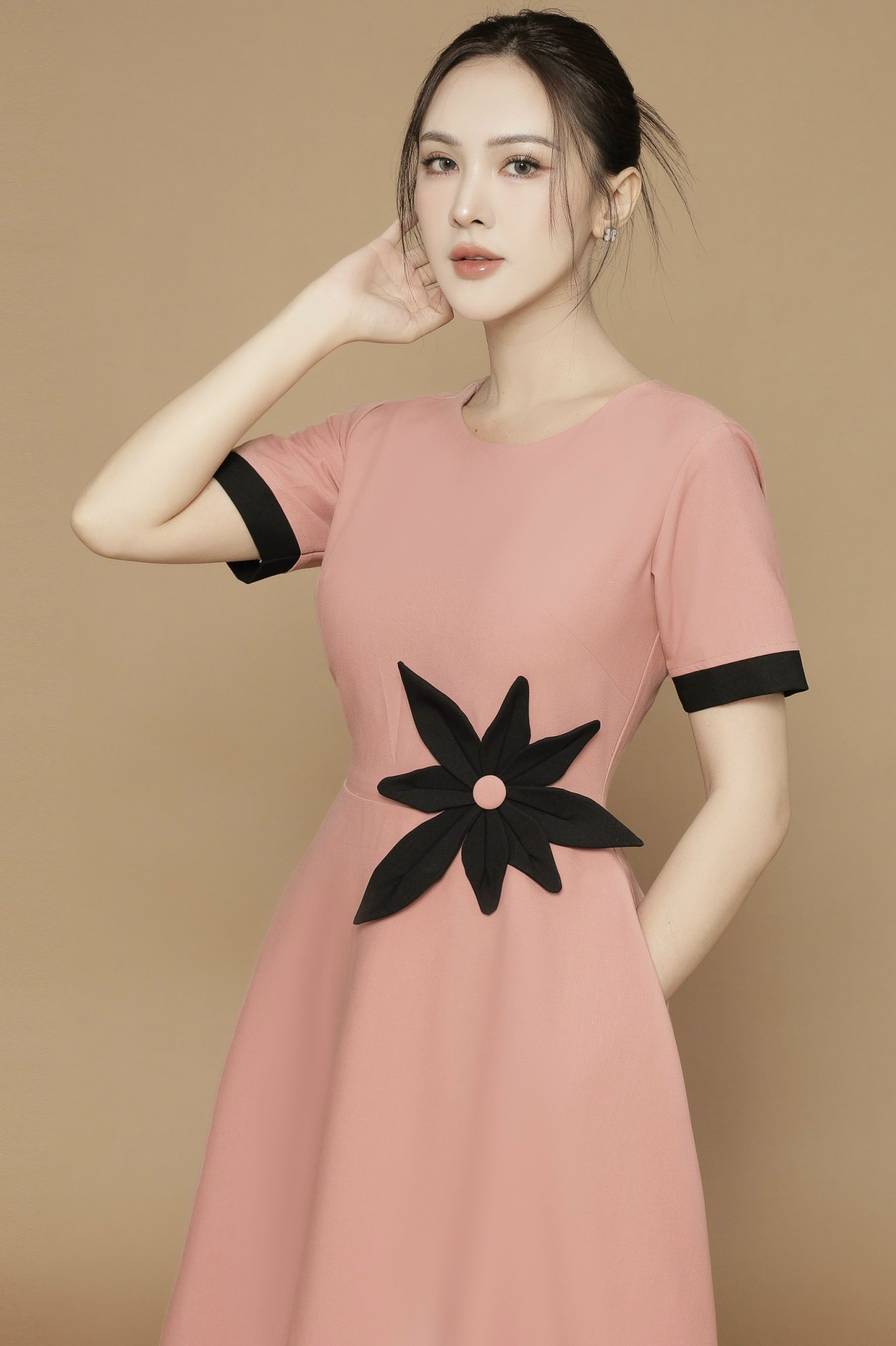 Đầm Cổ Tròn Dáng Xòa Đính Bông Eo