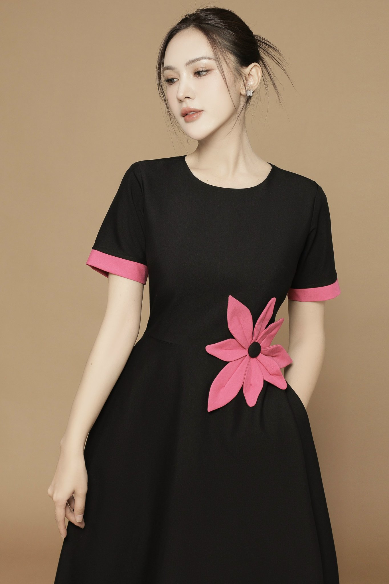 Đầm Cổ Tròn Dáng Xòa Đính Bông Eo