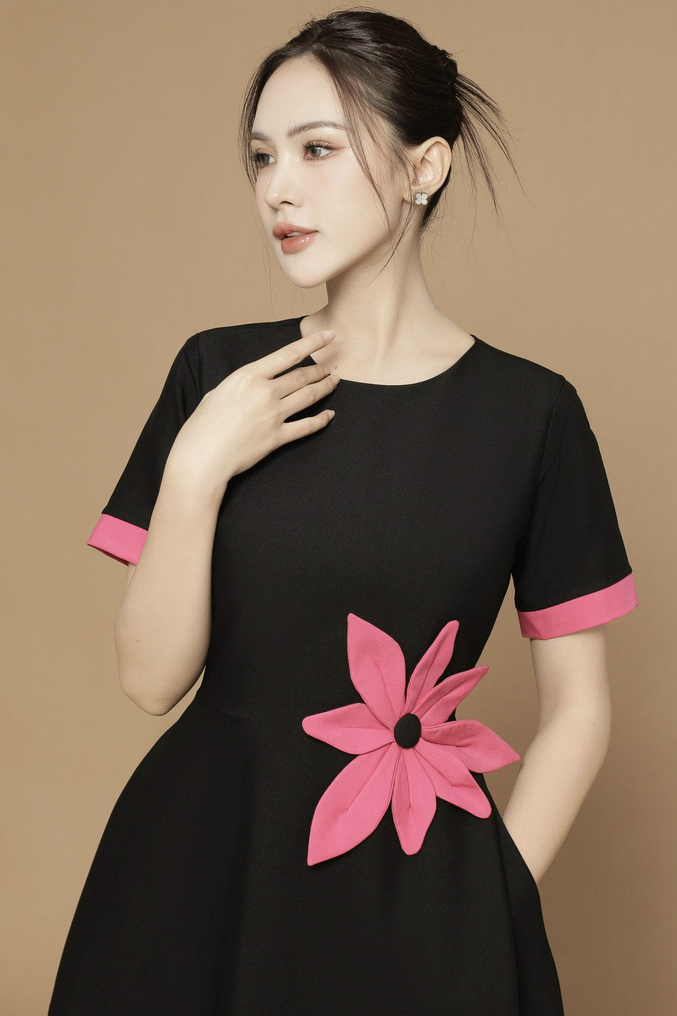 Đầm Cổ Tròn Dáng Xòa Đính Bông Eo