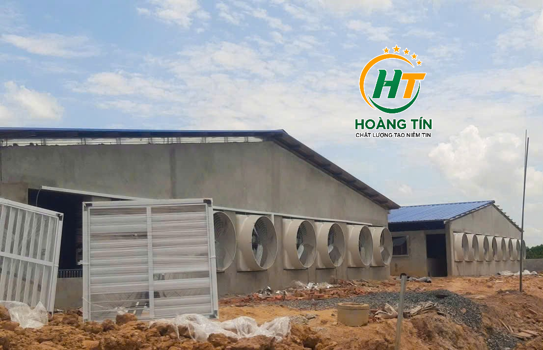 Thi Công Trại Heo Lạnh – Hoàn Thiện Lắp Đặt Dàn Quạt Hút Composite Cho Hệ Thống Làm Mát Hiệu Quả